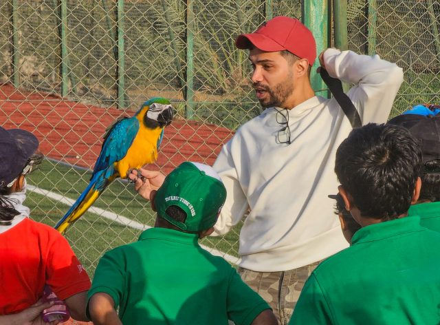 التصوير مع ببغاء الماكاو الاليف